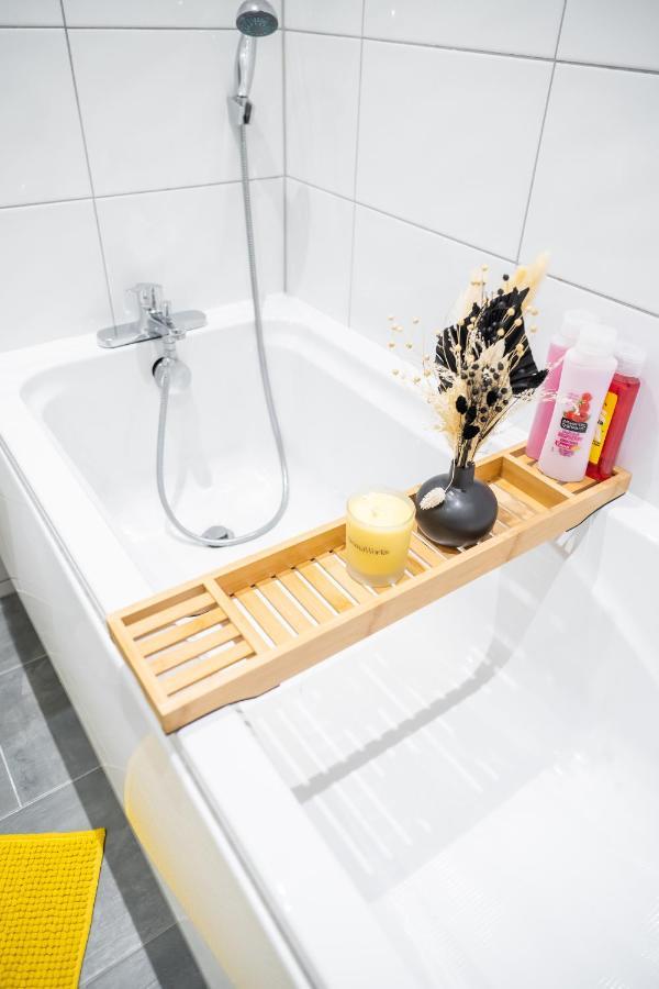 Bv Spacious 1-Bedroom Apartment Close To Town Center - Sleeps 6 Bradford  Exterior foto